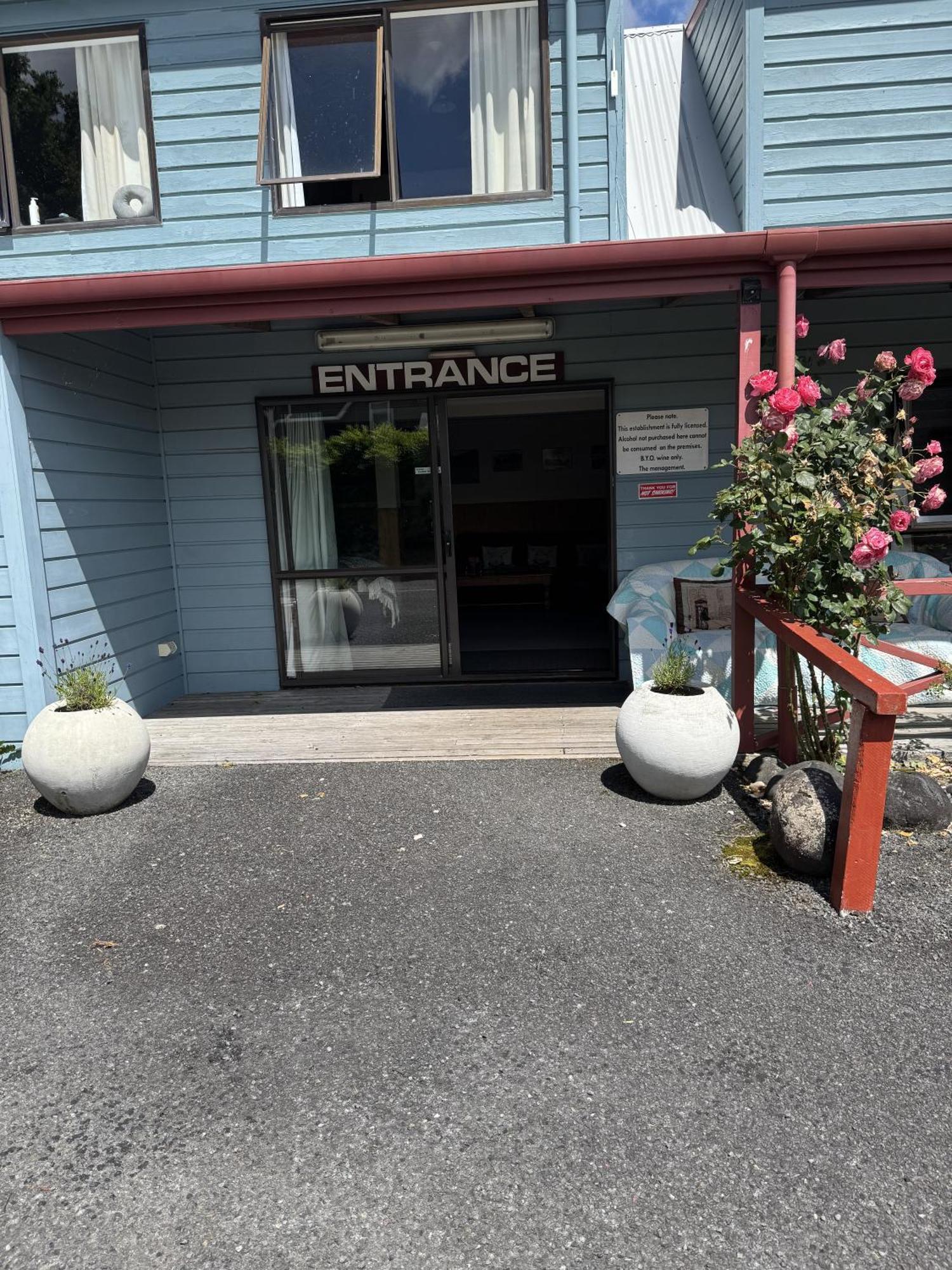 Adventure Lodge And Motels And Tongariro Crossing Track Transport Нашенал-Парк Екстер'єр фото