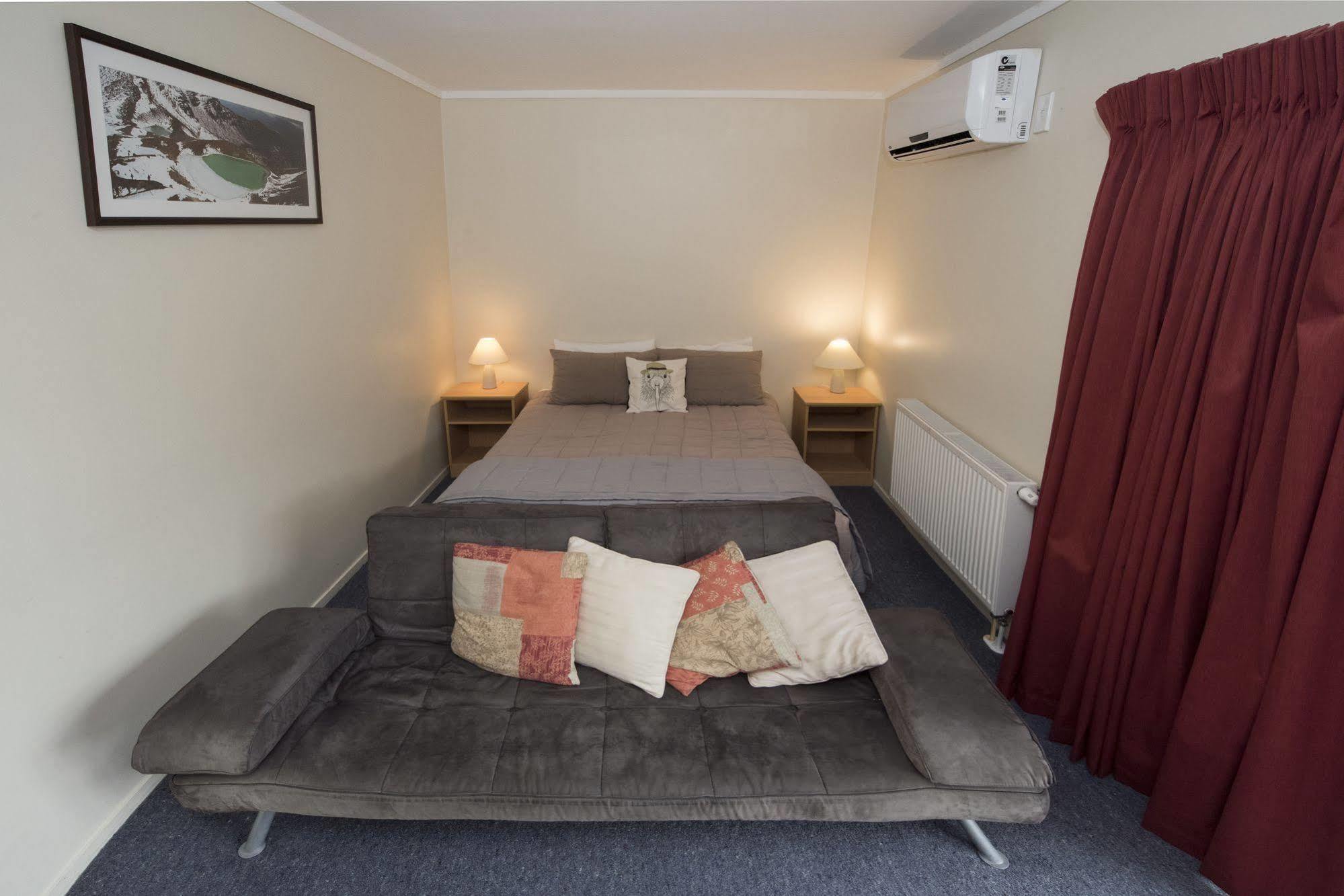 Adventure Lodge And Motels And Tongariro Crossing Track Transport Нашенал-Парк Екстер'єр фото
